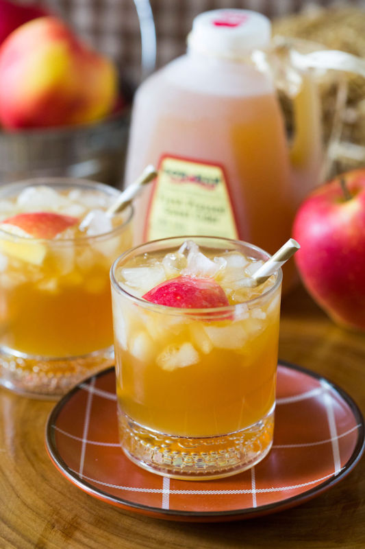 Bourbon apple cider cocktail recipe to try this Thanksgiving